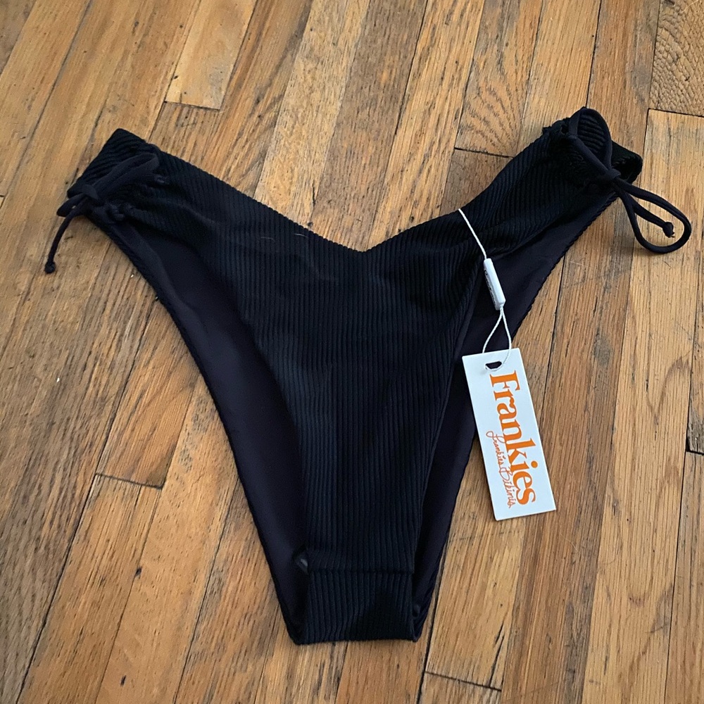 Frankie’s bikinis- Ruby bottoms